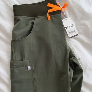 NWT FIGS Kade Cargo pants in moss **size Small**